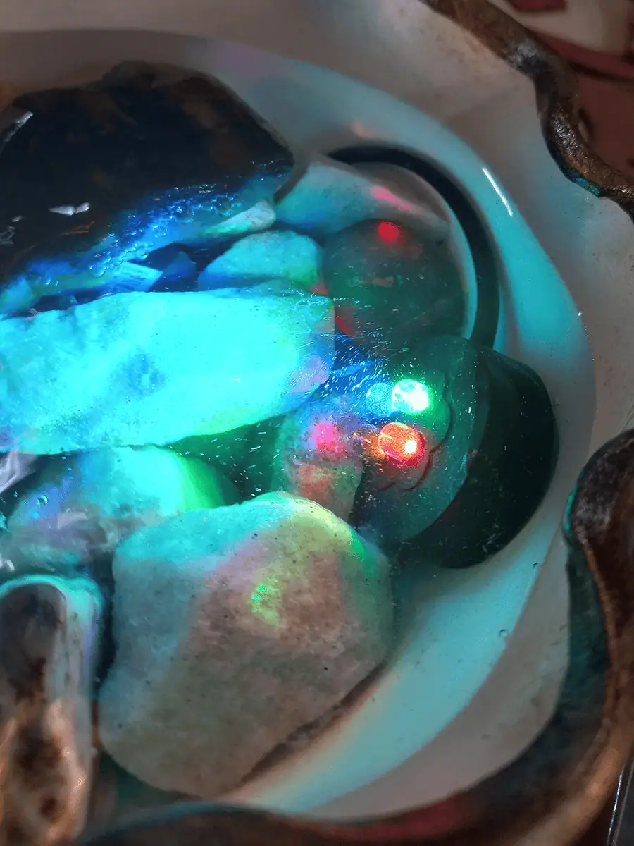 Fuente de agua en vasija color azul con luz led multicolor